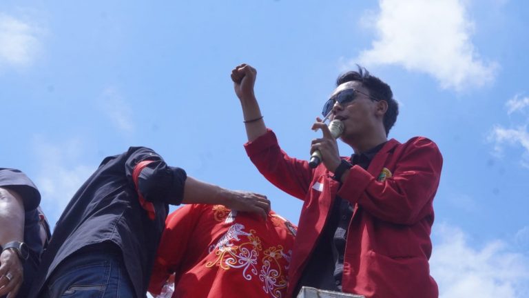 Kantor Gubernur Dikepung, Demo Berujung Ricuh