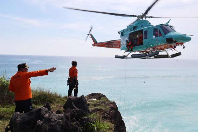 Dua WNA Rusia Terjebak di Tebing Pantai Cemongkak, Dievakuasi Helikopter Basarnas