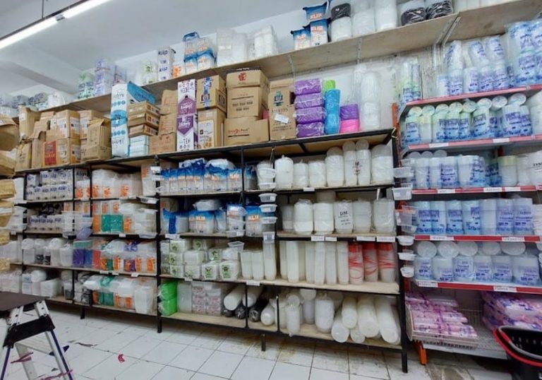 Kenaikan Harga Plastik Capai Rp10 Ribu per Pack, Stok Mulai Langka