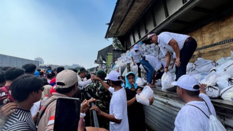 Bulog Salurkan 350 Ribu Paket Sembako untuk Buruh di Monas