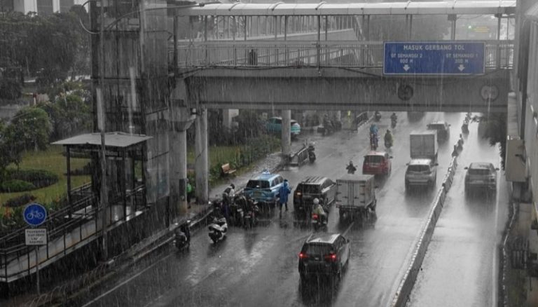 Siklon Tropis Algupit Picu Cuaca Ekstrem di Indonesia, BMKG Keluarkan Peringatan