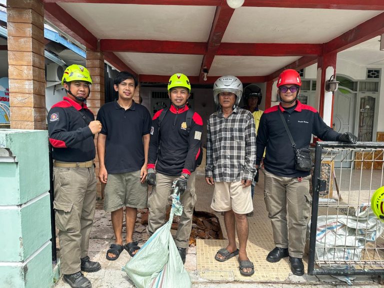 Bongkar Lantai Rumah, Warga BSD Dikejutkan Kemunculan Ular Piton
