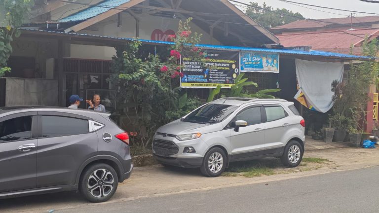 Diduga Pingsan Saat Menyetir, Mobil Menabrak Tiang Listrik