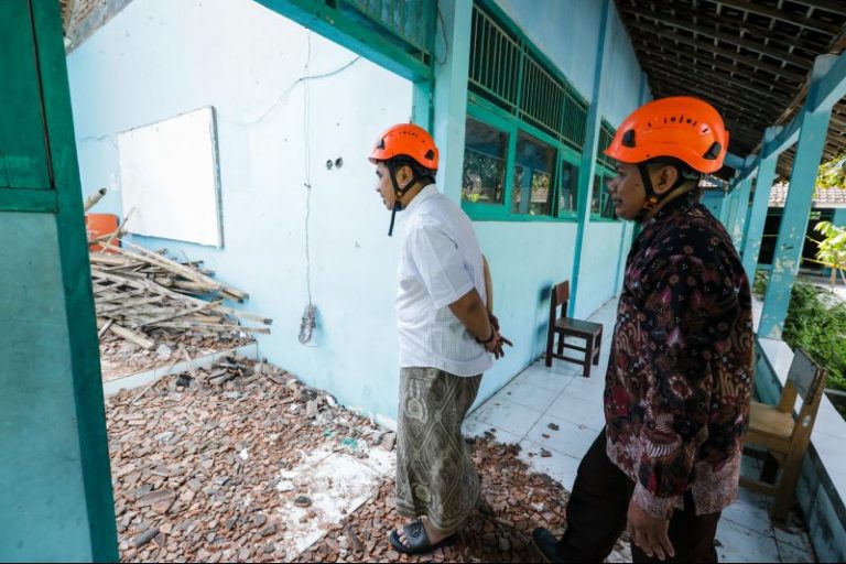 Atap Kelas Roboh Saat Belajar, Pemprov Jateng Kucurkan Bantuan Rp50 Juta