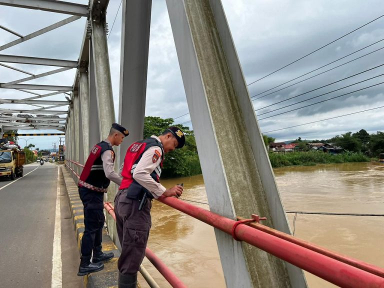Polres Kutim Turun Pantau Bantaran Sungai Usai Hujan Deras