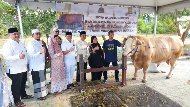 Penyerahan Sapi Kurban Presiden Warnai Iduladha di Islamic Center Balikpapan