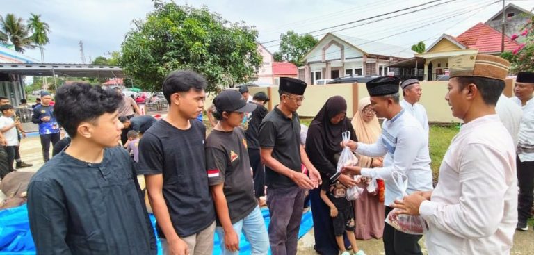 Warga Terima Ratusan Paket Daging Kurban dari Polres Kutai Barat