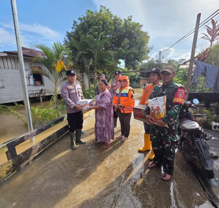 Polisi dan Warga Bersinergi Hadapi Banjir di Nehas Liah Bing