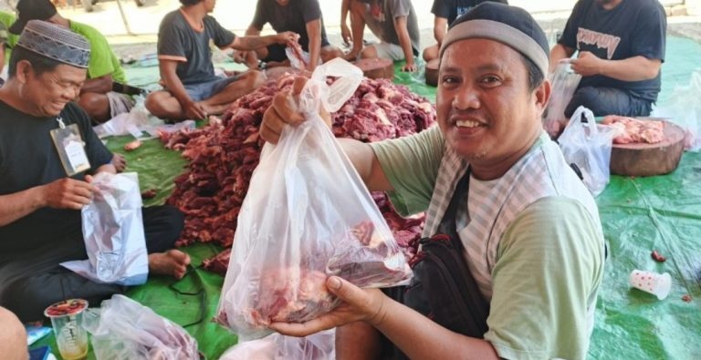 Pembagian Daging Kurban di Ujoh Bilang Berlangsung Tertib