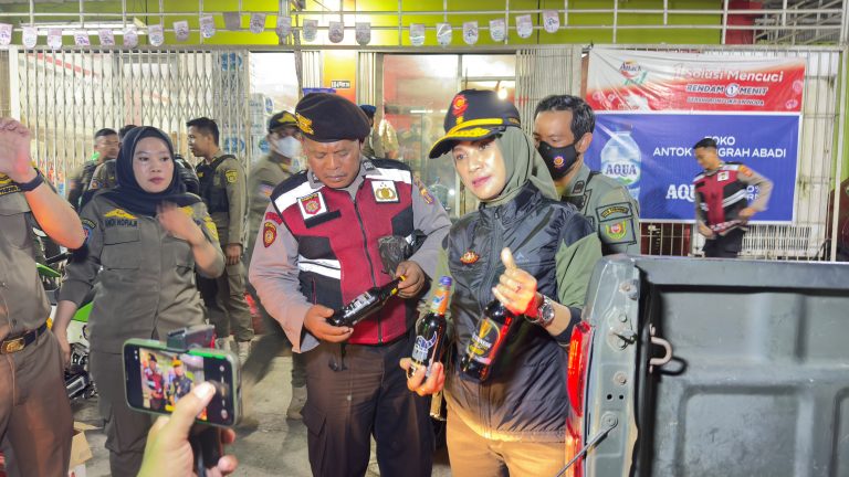 Satpol PP Samarinda Sita 282 Botol Miras dalam Operasi Gabungan