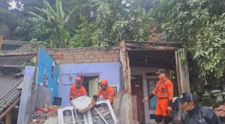 Tebing 30 Meter Longsor, Bogor Dilanda Bencana Hidrometeorologi Beruntun