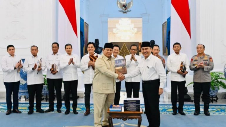 Prabowo Terima 10 Buku Reformasi Polri, Jadi Arah Kebijakan hingga 2029