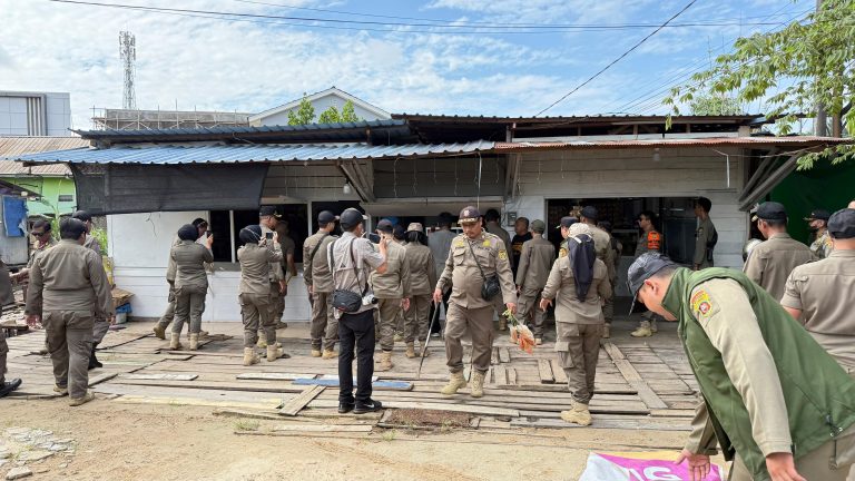 Pemkot Samarinda Tertibkan Lima Bangunan Usaha di Sungai Kapih