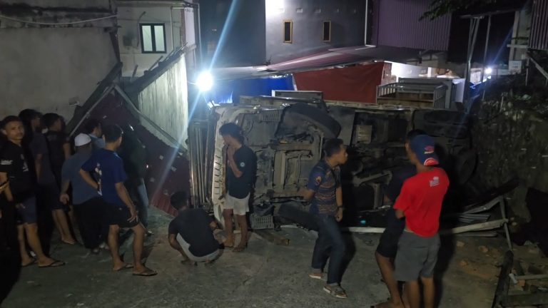 Polisi Selidiki Truk Tanpa Pelat yang Terguling di Jalan Menanjak