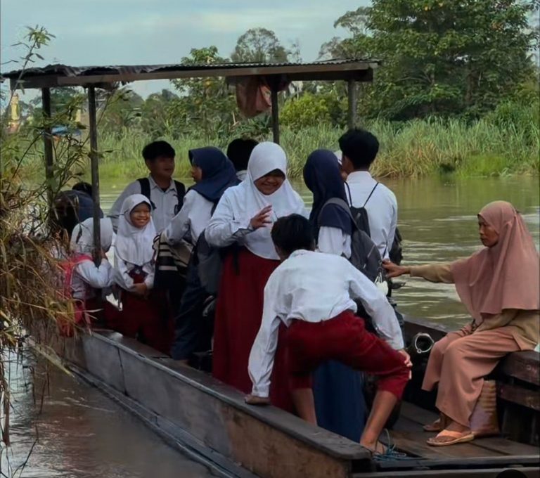Bertahun-tahun Menunggu Jembatan, Warga Longjak Kini Hanya Bisa Viral di Medsos
