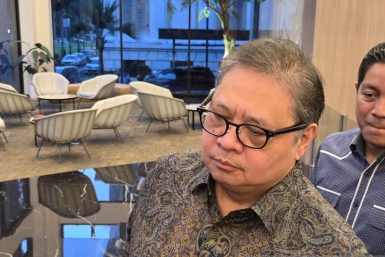 Rupiah Tembus Rp17.700 per Dolar AS, Airlangga Soroti Musim Haji dan Dividen