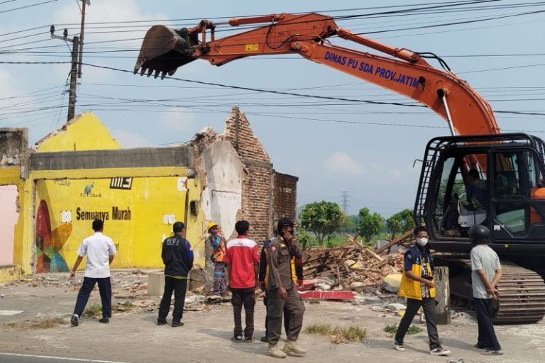 Petugas Gabungan Bongkar Bangunan Liar di Atas Saluran Air Jalur Ponorogo-Pacitan