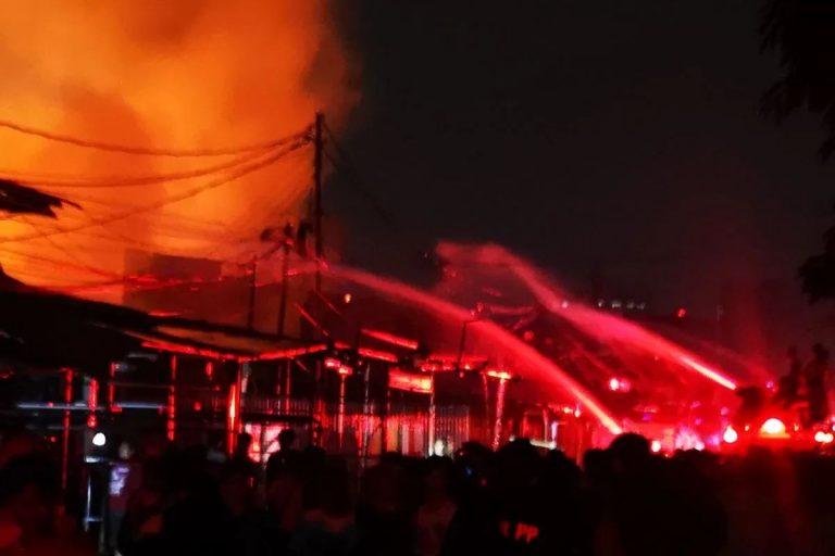 Kebakaran Pasar Jiung Kemayoran, Tiga Korban Dilarikan ke Rumah Sakit