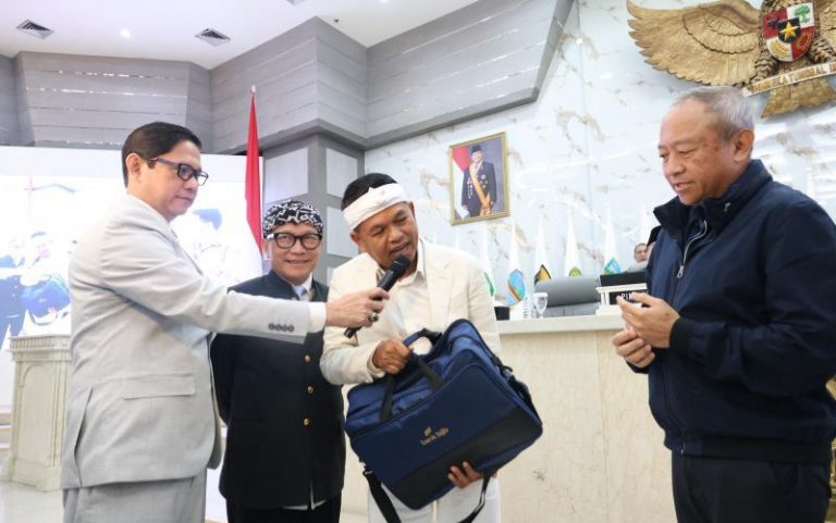 Persib Diganjar Rp1 Miliar, KDM: Itu Uang dari Penjualan Sapi Saya