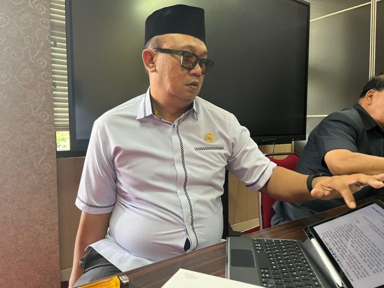 Legaislatif Ini Soroti Pelaku Usaha yang Manfaatkan Bahu Jalan untuk Berjualan