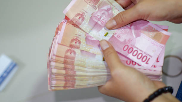 Jelang Akhir Pekan, Rupiah Ditutup Menguat Tipis ke Level Rp18.036