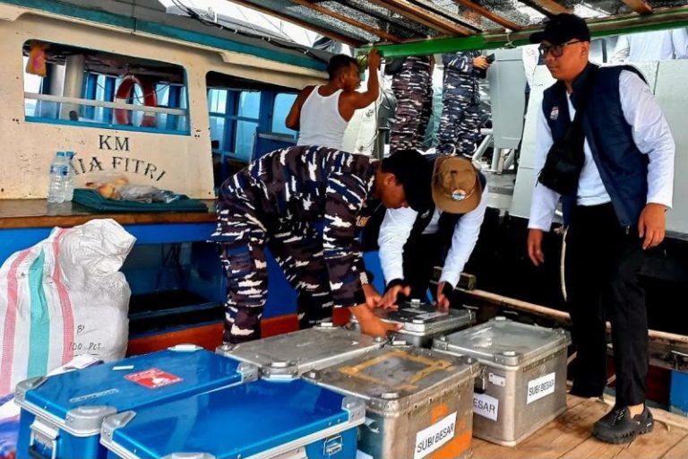 KRI Beladau-643 Antar Uang Tunai Miliaran Rupiah ke Natuna