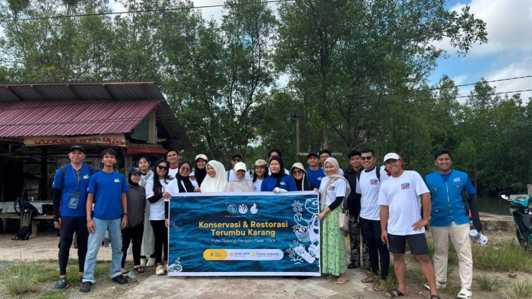 Puluhan Relawan Tanam Terumbu Karang, Jaga Ekosistem Pesisir Pulau Gusung