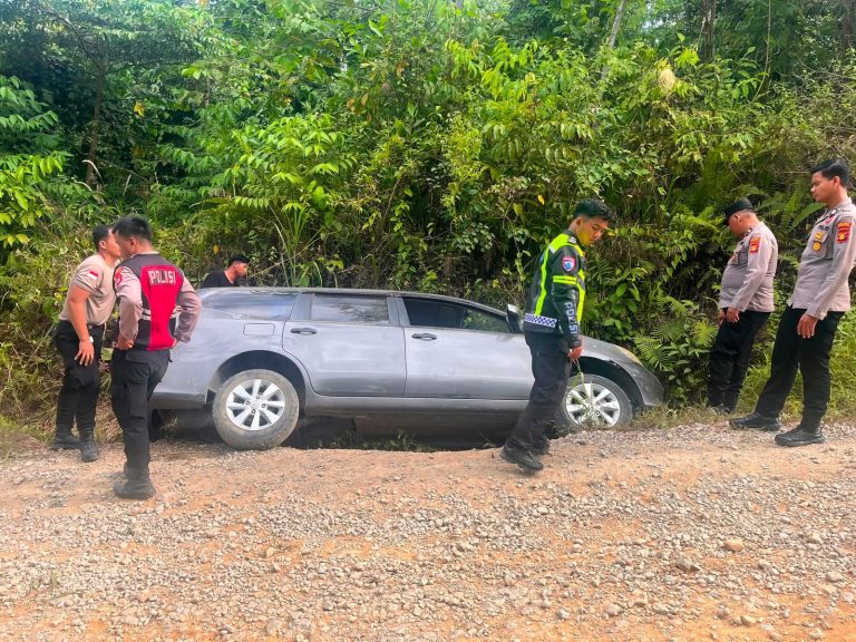 Mobil Grand Livina Terperosok di Jalur Air Terjun Tembinus, Tak Ada Korban