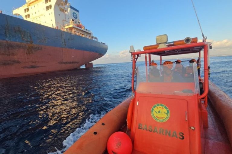 Basarnas Evakuasi Jenazah Kru Kapal MV Shandong De Yu di Selat Badung